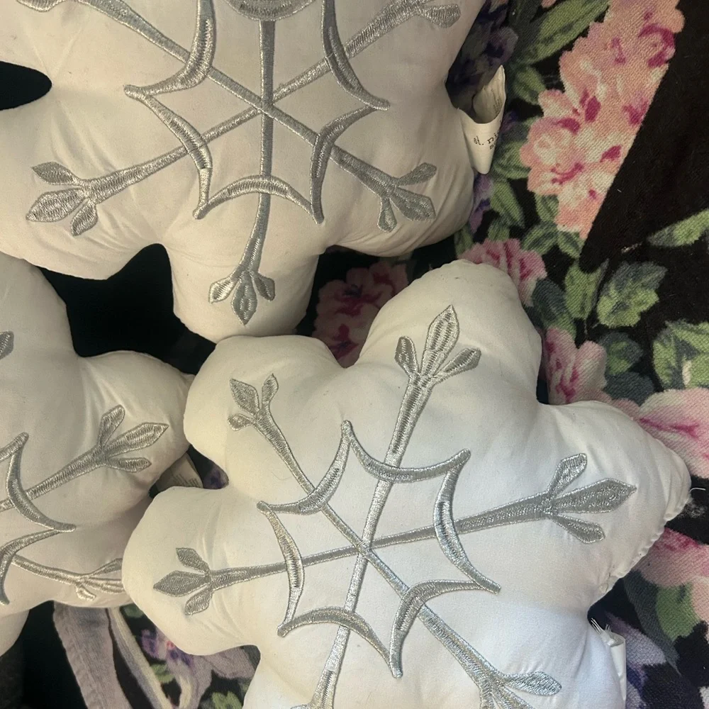 5/$25 Abrand White and Silver Snowflake Blossom Holiday Pillow Set
